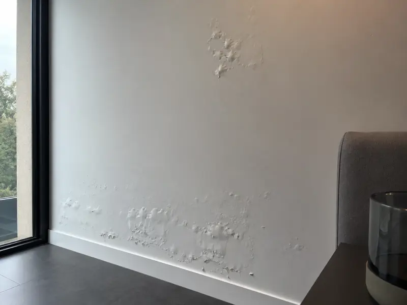 Peinture qui cloque sur un mur intérieur à cause d’un problème d’humidité